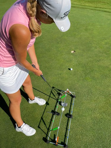„Ligaspielerin trainiert Putts mit dem BirdiePod Classic Trainingsgerät.“